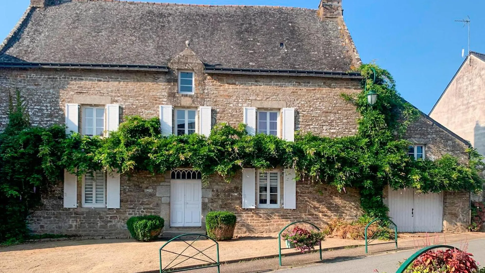 4 Bedroom Nice Home In Tredion